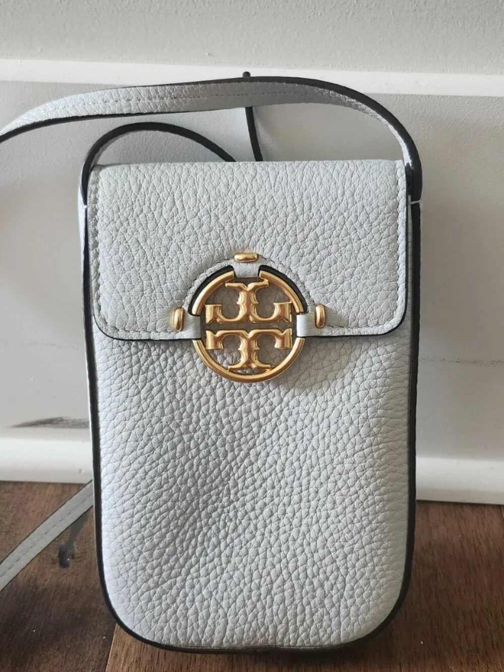 Tory Burch Phone Crossbody Bag – Light Gray Leather – Gold Logo – EUC - Picture 2 of 16